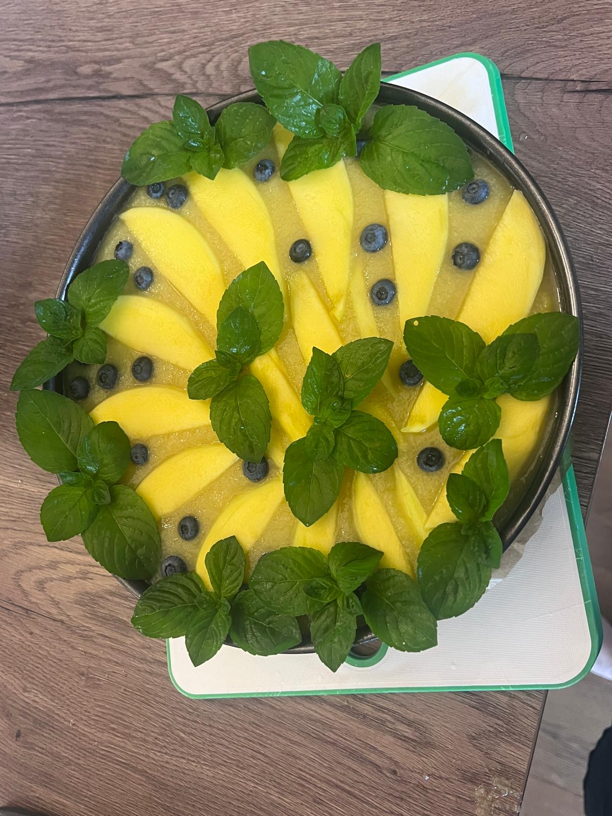 Mangový cheesecake s borůvkami
