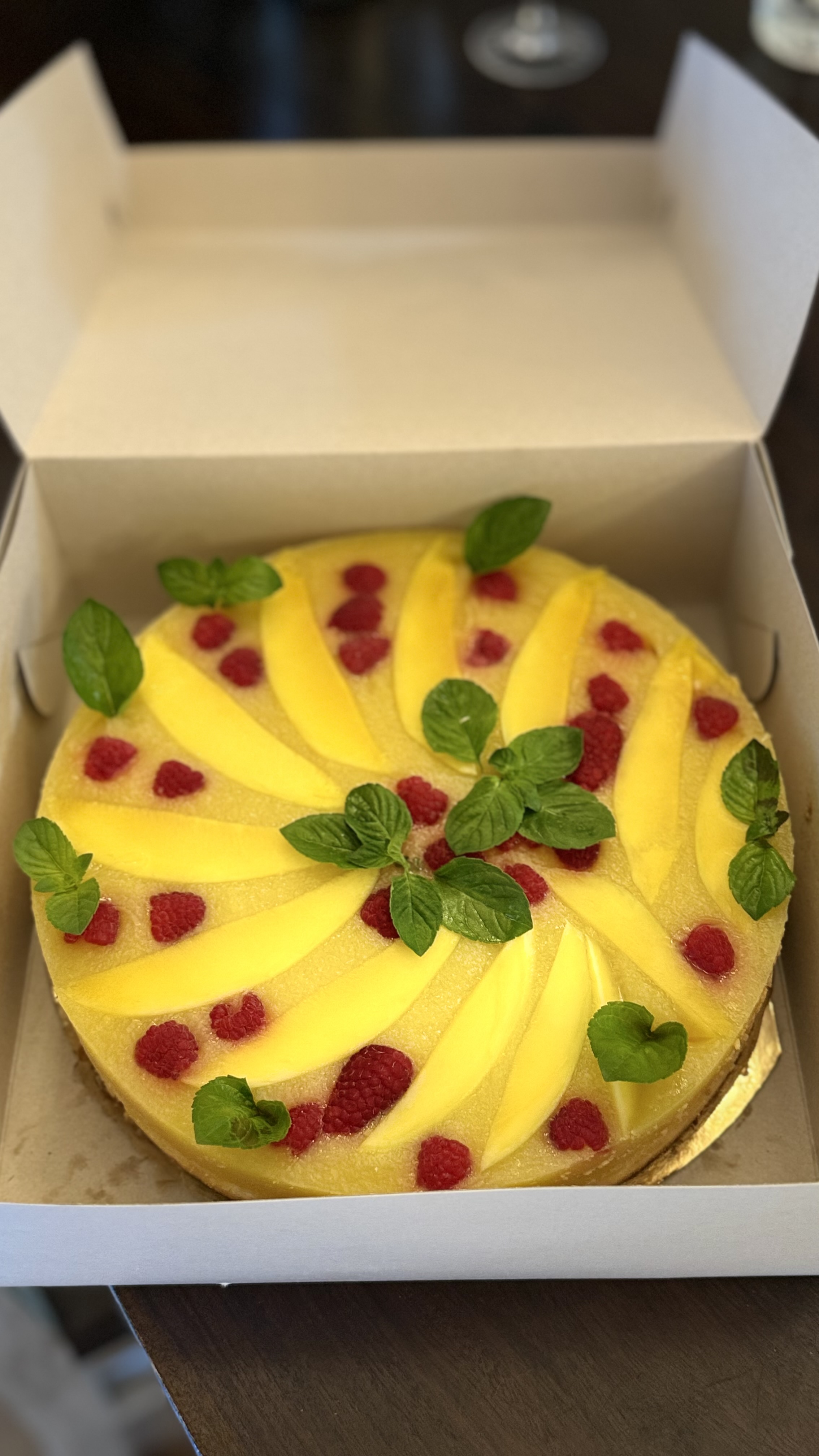 Mangový cheesecake s malinami