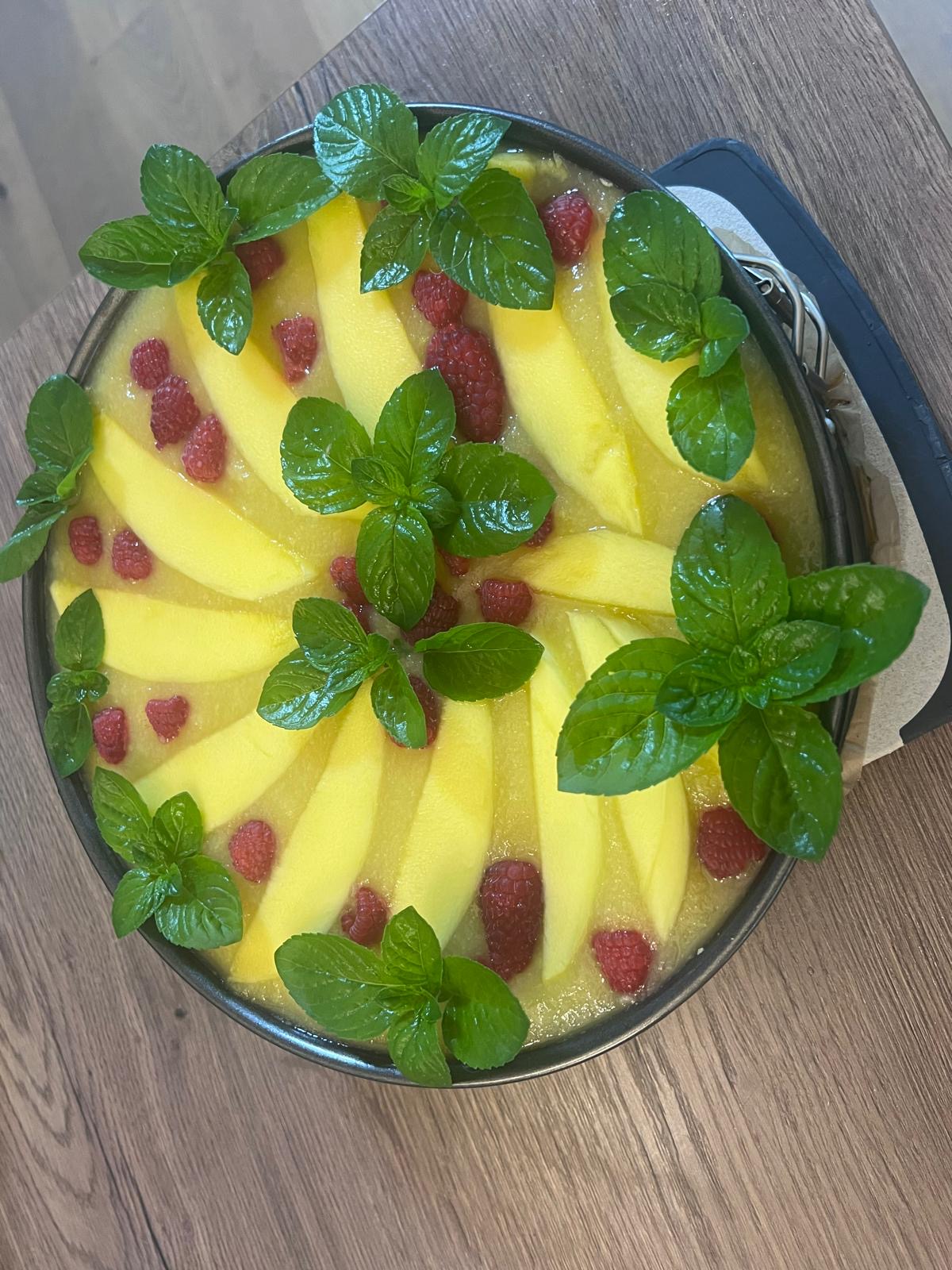 Mangový cheesecake s malinami